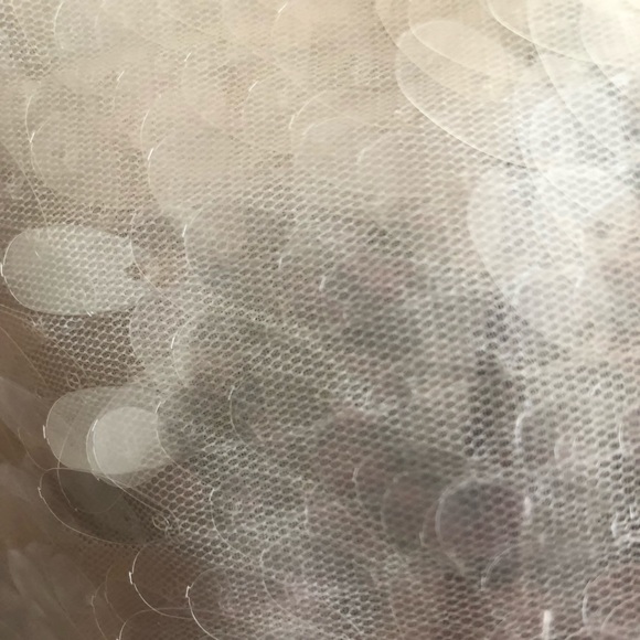 New top with sequent details in bottom and back! size XS - Picture 4 of 5